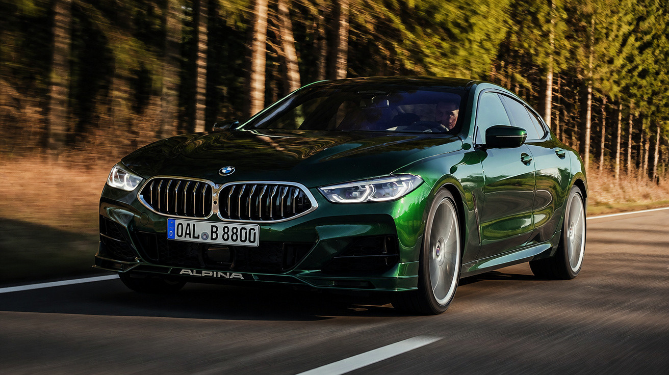 Carro desportivo BMW Alpina verde a alta velocidade numa estrada rodeada de árvores.