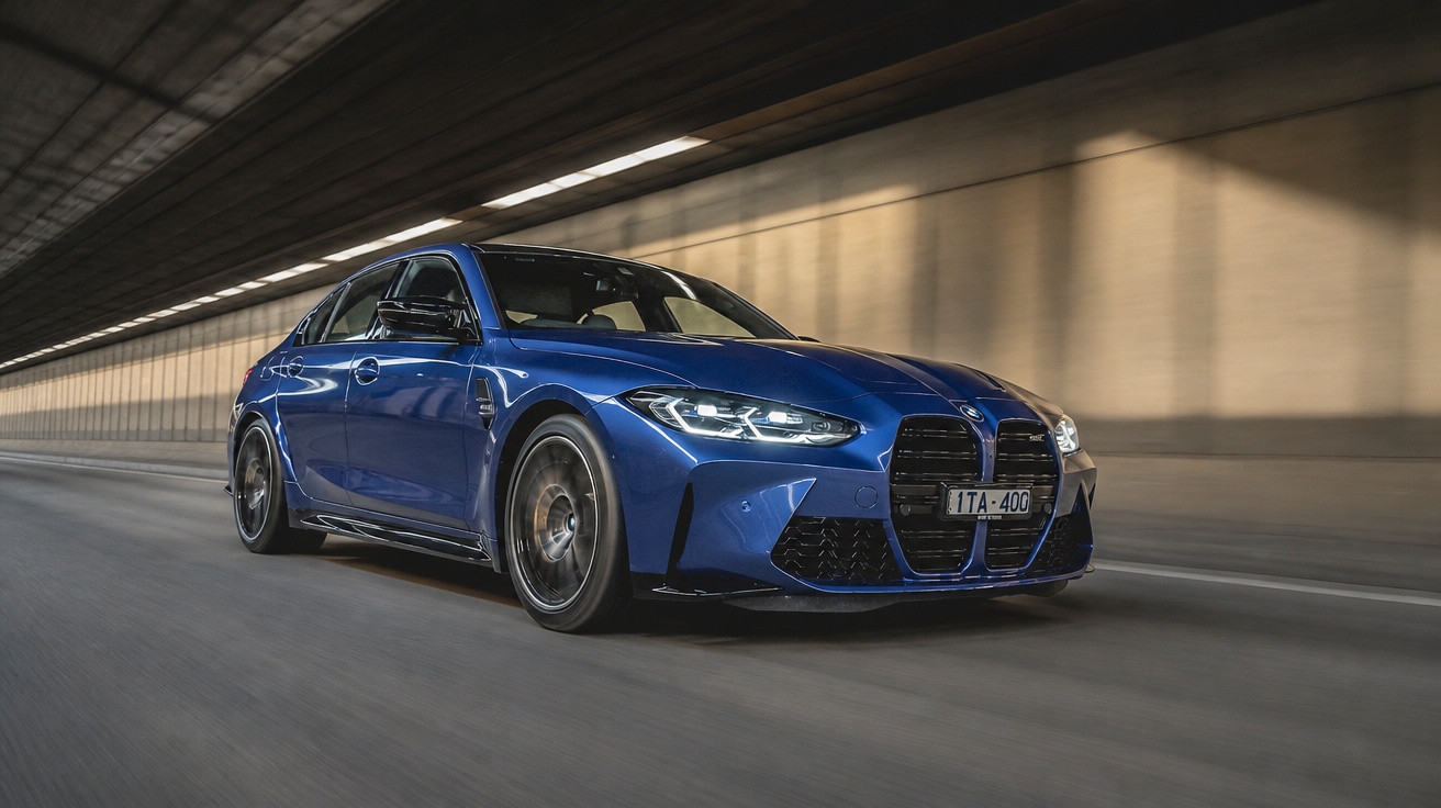 Carro desportivo azul BMW a circular dentro de um túnel, com faróis dianteiros acesos.